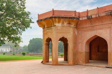 Delhi, Hindistan 'daki Safdarjung' s Tomb 'un sahne bölümü. Güzel kırmızı kumtaşı mozolesi. Muhteşem Babür mimarisi. Mezar Güney Asya 'nın popüler bir turistik merkezidir..