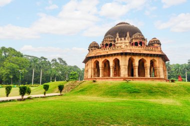 Delhi, Hindistan 'daki Lodi Gardens' ta Muhammed Shah 'ın mezarının muhteşem manzarası. Bahçeler Güney Asya 'nın popüler bir turistik merkezidir..