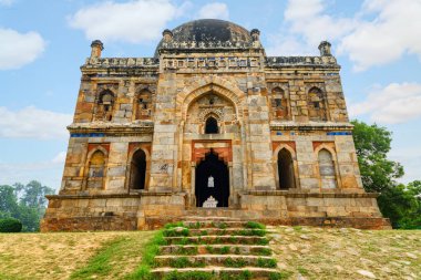 Delhi, Hindistan 'daki Lodi Gardens' taki Shish Gumbad 'ın muhteşem manzarası. Mezar Güney Asya 'nın popüler bir turistik merkezidir..