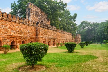 Delhi, Hindistan 'daki Lodi Gardens' ta Sikandar Lodi 'nin mezarının manzaralı güçlendirilmiş duvarları. Bahçeler Güney Asya 'nın popüler bir turistik merkezidir..