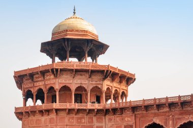 Agra Kalesi, Hindistan 'daki kırmızı kumtaşı sekizgen kulesinin inanılmaz manzarası. Muhteşem Babür mimarisi. Kale Güney Asya 'nın popüler bir turistik merkezidir..