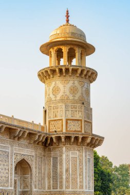 Hindistan 'ın Agra kentindeki Itimad-ud-Daulah (Bebek Taj) Mezarı' nın muhteşem minaresi. Muhteşem Babür mimarisi. Beyaz mermer mozole Güney Asya 'nın popüler bir turistik merkezidir..
