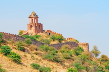 Jaipur, Rajasthan, Hindistan 'daki İzleme Kulesi' nin muhteşem manzarası. Eski kırmızı kumtaşı kulesi. İnanılmaz Rajput mimarisi. Jaipur Güney Asya 'nın popüler bir turizm merkezidir..