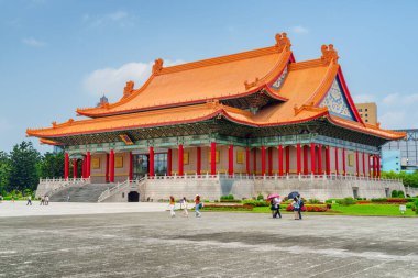Tayvan 'ın Taipei kentindeki Liberty Meydanı' ndaki Ulusal Konser Salonu 'nun renkli manzarası. Meydan Asya 'nın popüler bir turizm beldesidir..