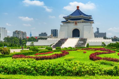 Tayvan 'ın Taipei kentindeki Özgürlük Meydanı' ndaki Ulusal Chiang Kai-shek Anma Salonu 'nun manzarası. Anma salonu, Asya 'nın ünlü bir ulusal anıtı, dönüm noktası ve popüler turistik merkezidir..