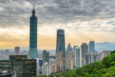 Tayvan 'da, gün batımında dağın tepesinden müthiş bir Taipei manzarası. Gökdelenler ve şehir merkezindeki diğer modern binalar. İnanılmaz bir şehir manzarası. Taipei Asya 'nın popüler bir turizm merkezidir..