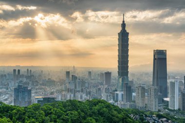 Tayvan 'da, gün batımında dağın tepesinden müthiş bir Taipei manzarası. Gökdelenler ve şehir merkezindeki diğer modern binalar. İnanılmaz bir şehir manzarası. Taipei Asya 'nın popüler bir turizm merkezidir..