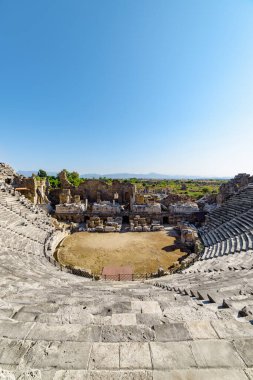 Side, Türkiye 'deki antik tiyatro manzarası. Tarafı Türkiye 'de popüler bir turizm beldesi.