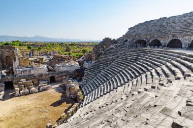 Side, Türkiye 'deki antik tiyatro manzarası. Tarafı Türkiye 'de popüler bir turizm beldesi.