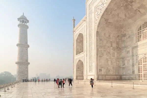 Agra India November 2018 Besøkende Som Går Langs Taj Mahal stockbilde