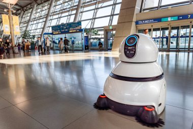 Seul, Güney Kore - 16 Ekim 2017: LG 'nin havaalanı temizleme robotu Incheon havaalanının ana salonunda. 