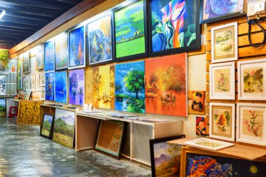 Hoi An (Hoian), Vietnam - 11 Nisan 2018: Hoi An Antik Kenti 'nin sanat atölyesindeki muhteşem tablolar. Hoi An Asya 'nın popüler bir turizm merkezidir..