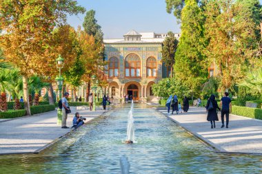 Tahran, İran - 19 Ekim 2018: Turistler ve vatandaşlar manzaranın tadını çıkarıyorlar ve Golestan Sarayı 'nın bahçesi boyunca yürüyorlar. Muhteşem geleneksel Pers dış görünüşü.