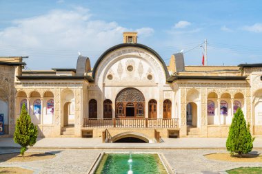 Kashan, İran - 21 Ekim 2018: Tabatabaei Tarih Evi 'nin ortasında bilardo ve fıskiyeli geleneksel İran avlusu manzarası. Harika bir Pers mimarisi. Güzel dış görünüş..