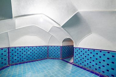 İsfahan, İran - 24 Ekim 2018: Şeyh Lotfollah Camii 'nin yeraltı salonu. Harika bir Pers iç mimarisi. Müslüman mekanı Orta Doğu 'nun popüler bir turistik merkezi..