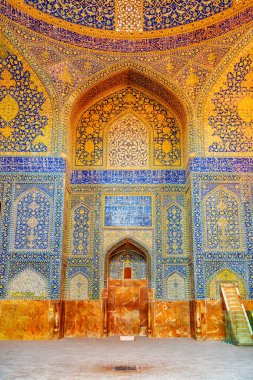 İsfahan, İran - 23 Ekim 2018: Şah Camii 'nin (İmam Cami) içindeki muhteşem mihrab manzarası. Renkli mozaik ve güzel kaligrafik yazıtlar. Şaşırtıcı İran İslami iç mimarisi.