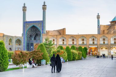 İsfahan, İran - 24 Ekim 2018: Naqsh-e Cihan Meydanı ve Şah Camii 'nin (İmam Camii) muhteşem manzarası. Müslüman mekanı, Ortadoğu 'nun popüler bir turizm merkezi. Pers mimarisi.