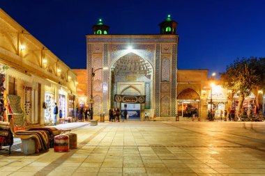 Shiraz, İran - 31 Ekim 2018: Vakil Camii 'nin girişinin muhteşem gece görüntüsü. Müslüman mekanı, Ortadoğu 'nun popüler bir turizm merkezi. İnanılmaz İslami mimari.