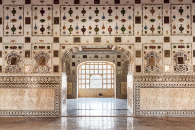 Jaipur, Hindistan - 12 Kasım 2018: Rajasthan 'daki Amer Kalesi' ndeki Sheesh Mahal (Ayna Sarayı) 'nın muhteşem iç manzarası. Jaipur Güney Asya 'nın popüler bir turizm merkezidir..