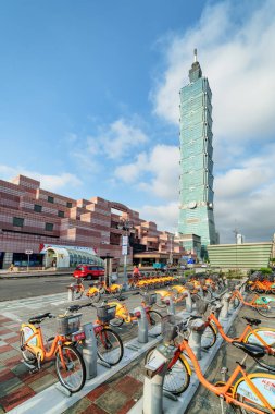 Taipei, Tayvan - 26 Nisan 2019: Taipei Bisiklet Paylaşım Sistemi 'nin popüler bisiklet parkı. Taipei 101 ve şehir merkezindeki Xinyi Yolu 'ndaki turuncu YouBikes manzarası. Şahane şehir manzarası.