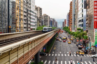 Taipei, Tayvan - 26 Nisan 2019: Taipei Metro treni Fuxing Road 'dan geçiyor. Wenhu 'nun viyadük hattı. Gündüz trafiği Harika bir şehir manzarası. Taipei Asya 'nın popüler bir turizm merkezidir..