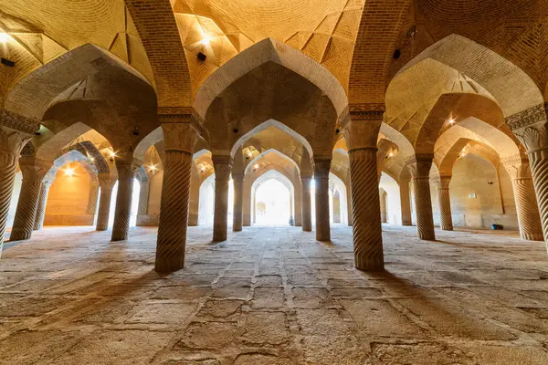 Shiraz, İran - 31 Ekim 2018: Vakil Camii namaz salonu manzarası. Harika bir kubbe tavanı ve harika sütunlar. Müslüman mekanının Pers iç mimarisi.