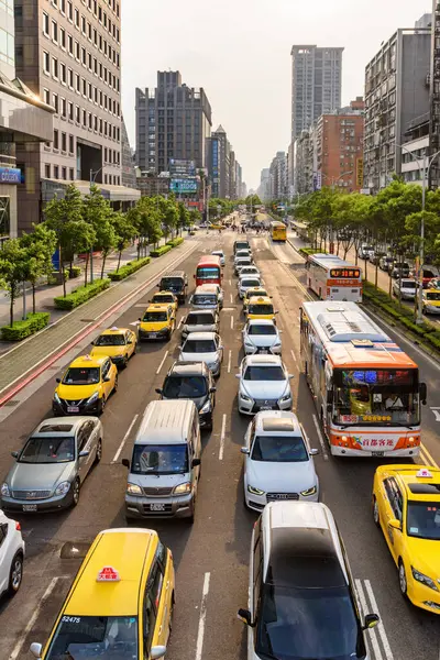 Taipei, Tayvan - 26 Nisan 2019: Günbatımında Xinyi Yolu 'nun manzaralı manzarası. Taipei 'nin gündüz trafiği. Harika bir şehir manzarası. Tayvan Asya 'nın popüler bir turistik beldesidir..