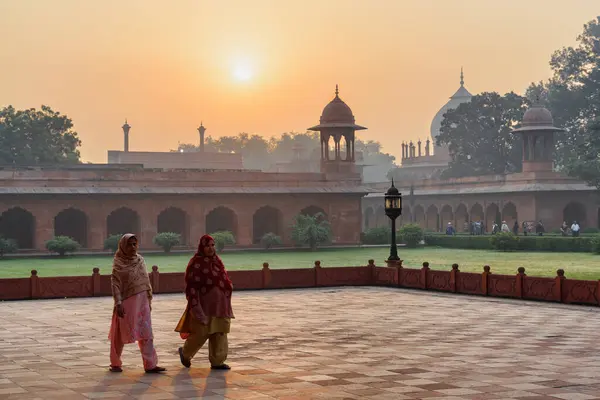 Agra India November 2018 Indiske Kvinner Som Går Langs Taj stockbilde
