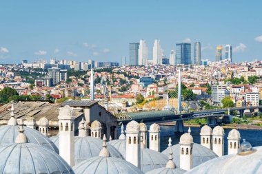 Alışılmadık İstanbul silueti, Türkiye. Golden Horn 'un muhteşem hava manzarası. Arka planda modern yüksek binalar görülebilir. İstanbul dünyada popüler bir turizm beldesi.