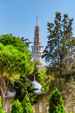 Türkiye 'nin İstanbul kentindeki Beyazit Kulesi manzaralı. Yangın gözetleme kulesi Türkiye 'de popüler bir turizm merkezi..