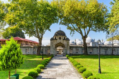 İstanbul, Türkiye 'deki Süleyman Camii' nin yeşil bahçelerinin manzaralı kapısı. Osmanlı İmparatorluk Camii, dünyadaki hacılar ve turistler arasında popüler bir yerdir..