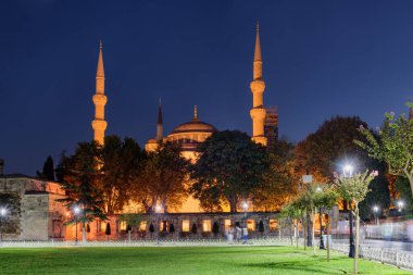 Yeşil bahçeler arasında Sultan Ahmed Camii 'nin (Mavi Cami) gece manzarası. Mavi Cami, İstanbul 'un hacılar ve turistleri arasında popüler bir yerdir..