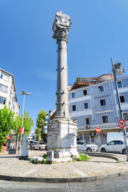 İstanbul, Türkiye 'deki Marcian Sütunu' nun muhteşem manzarası. Roma fahri köşesi Türkiye 'de popüler bir turizm merkezi..