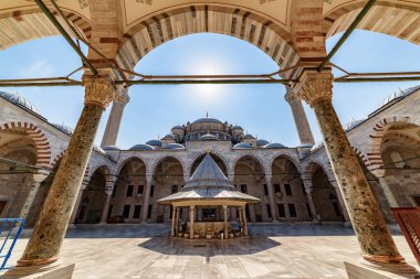 Türkiye 'nin İstanbul kentindeki Fatih Camii' nin avlusundaki abdest çeşmesi. Osmanlı İmparatorluk Camii dünyadaki turistler ve hacılar arasında popüler bir yerdir..