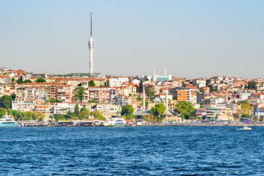 İstanbul, Türkiye 'deki Boğaz manzarası. Camlica Kulesi arka planda görünüyor. İstanbul dünyada popüler bir turizm beldesi.