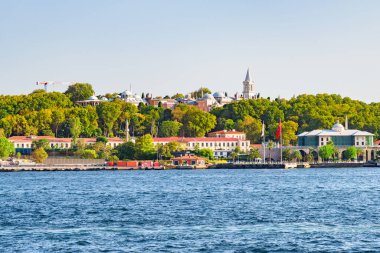 Manzaralı İstanbul sahili. Türkiye 'deki Boğaz' dan harika bir şehir manzarası. Alışılmadık İstanbul silueti. Şehir dünyanın en popüler turistik beldesidir..