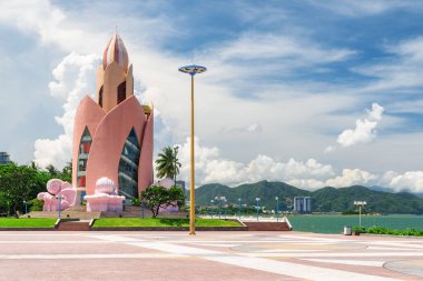 Tram Huong Kulesi 'nin ve Nha Trang, Vietnam' daki 2 Nisan Meydanı 'nın muhteşem manzarası. Merkezi meydan Asya 'nın popüler bir turistik merkezidir. İnanılmaz bir şehir manzarası.