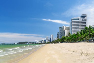 Nha Trang, Vietnam 'ın merkez plajının muhteşem manzarası. Kıyı şehrinde güzel, beyaz, tropikal bir sahil. Manzaralı sahil şeridi. İnanılmaz bir şehir manzarası. Nha Trang Asya 'nın popüler bir turizm beldesidir..