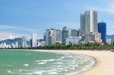 Nha Trang, Vietnam 'ın merkez plajının muhteşem manzarası. Kıyı şehrinde güzel, beyaz, tropikal bir sahil. Manzaralı sahil şeridi. İnanılmaz bir şehir manzarası. Nha Trang Asya 'nın popüler bir turizm beldesidir..