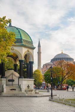 İstanbul Sultanahmet Meydanı 'ndaki Alman Çeşmesinin muhteşem manzarası. Ayasofya arka planda görünüyor. Meydan Türkiye 'de popüler bir turizm merkezi.