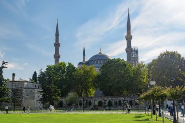 İstanbul, Türkiye 'deki yeşil bahçeler arasında Sultan Ahmed Camii' nin manzarası. Mavi Cami, İstanbul 'un hacılar ve turistleri arasında popüler bir yerdir..