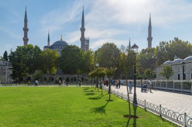 İstanbul, Türkiye 'deki yeşil bahçeler arasında Sultan Ahmed Camii' nin manzarası. Mavi Cami, İstanbul 'un hacılar ve turistleri arasında popüler bir yerdir..