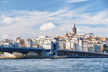 İstanbul silueti. Galata Kulesi ve Galata Köprüsü 'nün muhteşem manzarası. İstanbul popüler bir turizm beldesi.