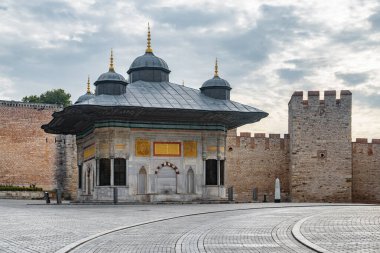 İstanbul 'daki Topkapı Sarayı' nın önündeki büyük meydanda Sultan III. Ahmed Çeşmesi 'nin muhteşem manzarası. Çeşme büfesi Türkiye 'de popüler bir turizm merkezi..
