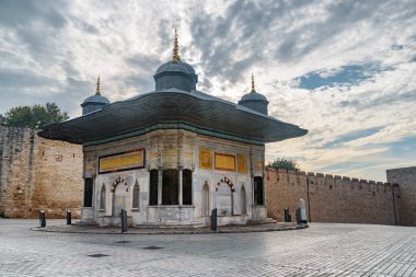 İstanbul 'daki Topkapı Sarayı' nın önündeki büyük meydanda Sultan III. Ahmed Çeşmesi 'nin muhteşem manzarası. Çeşme büfesi Türkiye 'de popüler bir turizm merkezi..