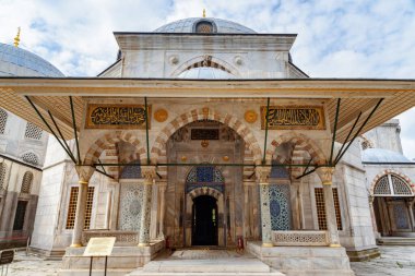 İstanbul, Türkiye 'deki Ayasofya kompleksinde Sultan 2. Selim' in Mezarı manzarası. Ulu Cami ve eski adıyla Kilise, dünyadaki hacılar ve turistler arasında popüler bir yerdir..