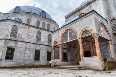 İstanbul, Türkiye 'deki Ayasofya kompleksinde Sultan 3. Mehmed' in Mezarı manzarası. Ulu Cami ve eski adıyla Kilise, dünyadaki hacılar ve turistler arasında popüler bir yerdir..
