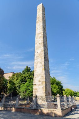 İstanbul Sultanahmet Meydanı 'ndaki Obelisk Duvarı' nın (Konstantin 'in Obelisk) muhteşem manzarası. Roma anıtı Türkiye 'de popüler bir turizm merkezi..