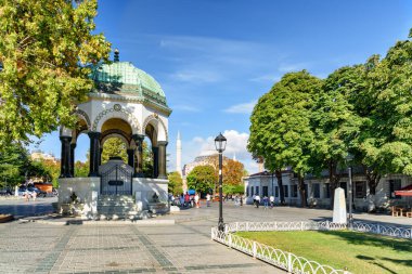 İstanbul Sultanahmet Meydanı 'ndaki Alman Çeşmesinin muhteşem manzarası. Ayasofya arka planda görünüyor. Meydan Türkiye 'de popüler bir turizm merkezi.