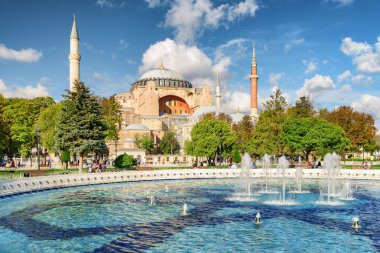 İstanbul 'daki Sultanahmet Meydanı ve Ayasofya Çeşmesi. Sultanahmet Meydanı İstanbul 'un popüler bir turizm merkezi..